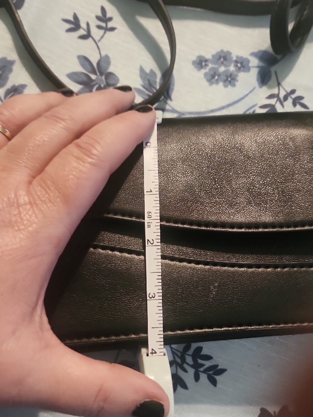 Black Leather Crossbody Shoulder Bag - Sleek Everyday Style - Picture 5 of 6
